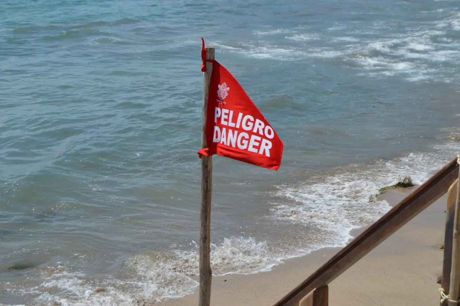 Una bandera roja de peligro en la playa de Mazatlán