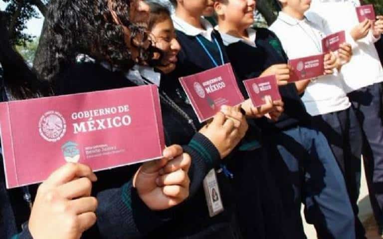 Alumnos con su beca Benito Juárez