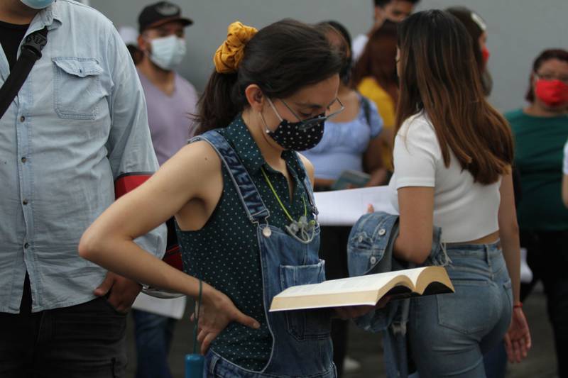 Jóvenes mexicanos en busca de apoyo