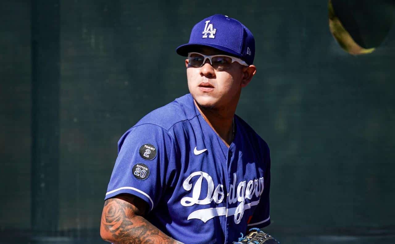 Beisbolista Julio Urías uniformado por los Dodgers
