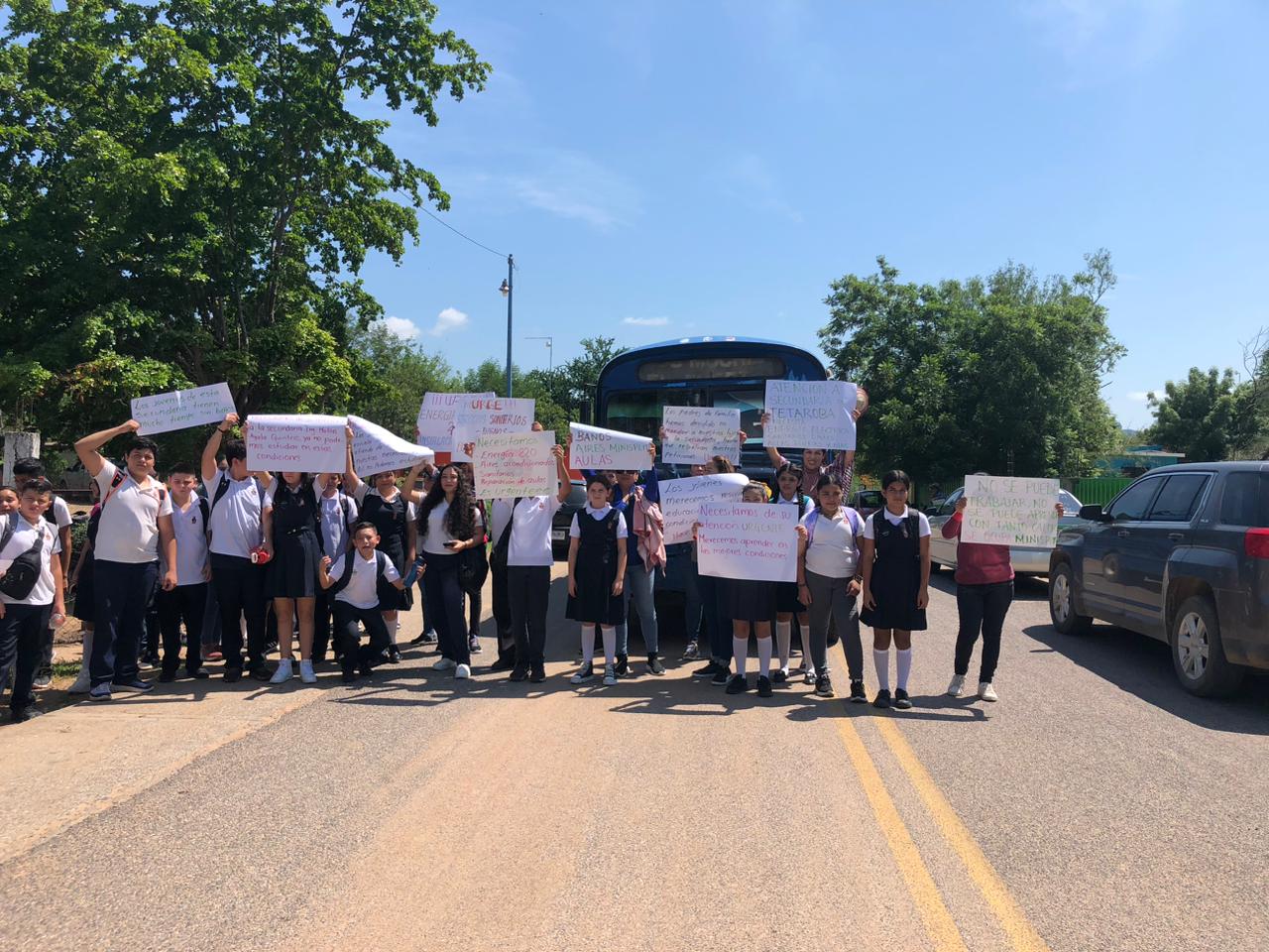 Bloqueo de la carretera por alumnos de secundaria en Tetaroba, El Fuerte