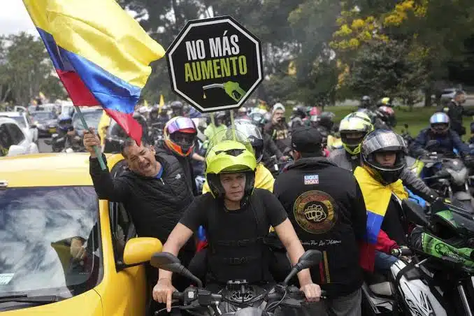 Bloqueos y marchas en Colombia contra alza a gasolina