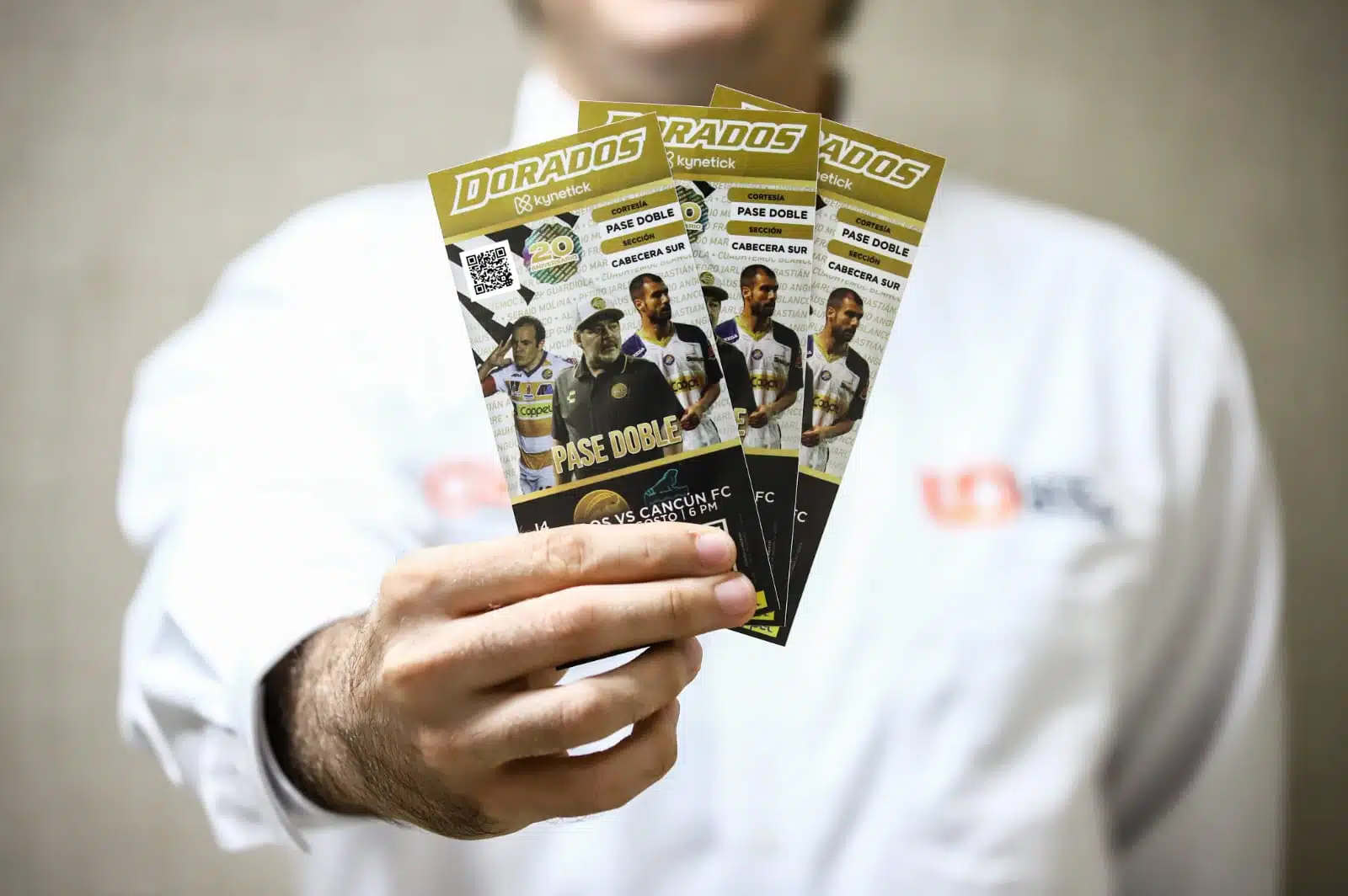 Boletos conmemorativos de Dorados en manos de periodista deportivo de Línea Directa