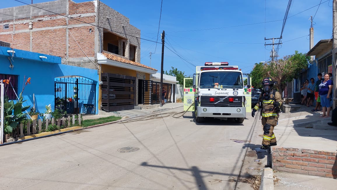 Bomberos atienden fuga de gas en una casa de Valles del Ejido en Mazatlán