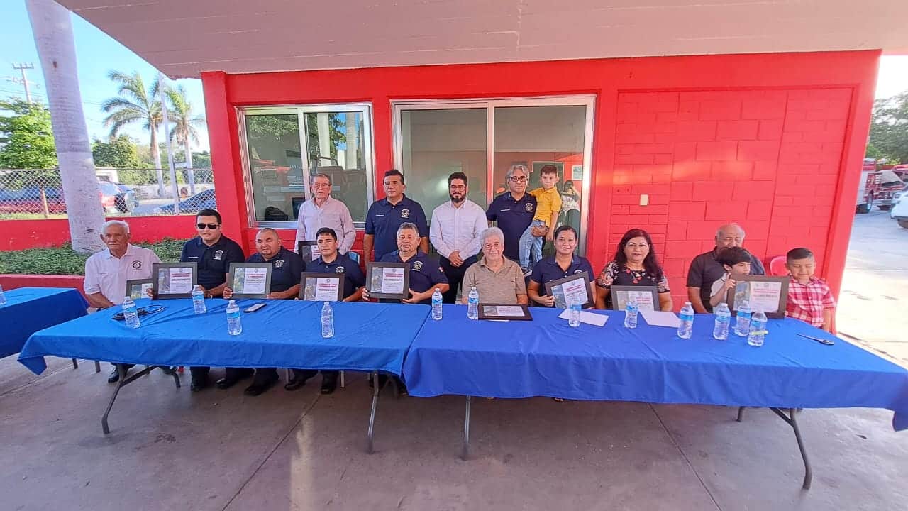 Excomandantes de Bomberos y elementos más sobresalientes del año fueron homenajeados en Guasave.