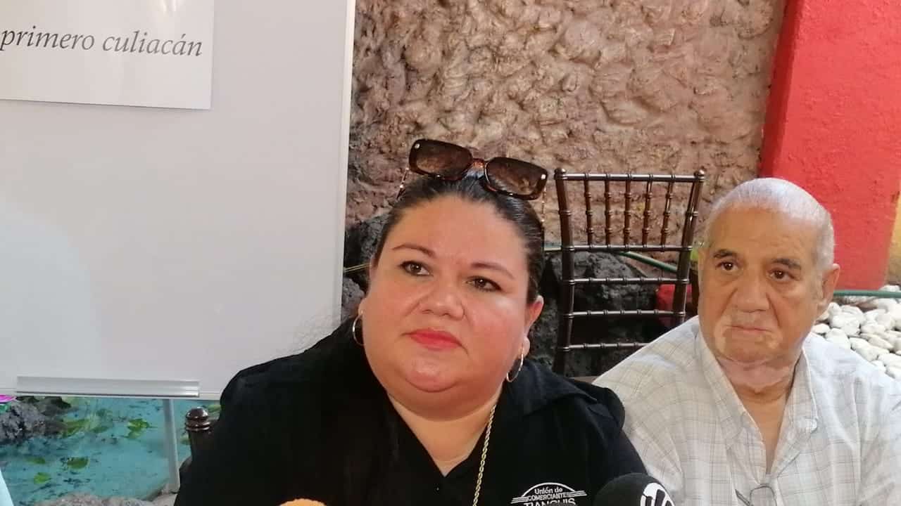 Una persona con lentes en la cabeza y otra a un lado de ella