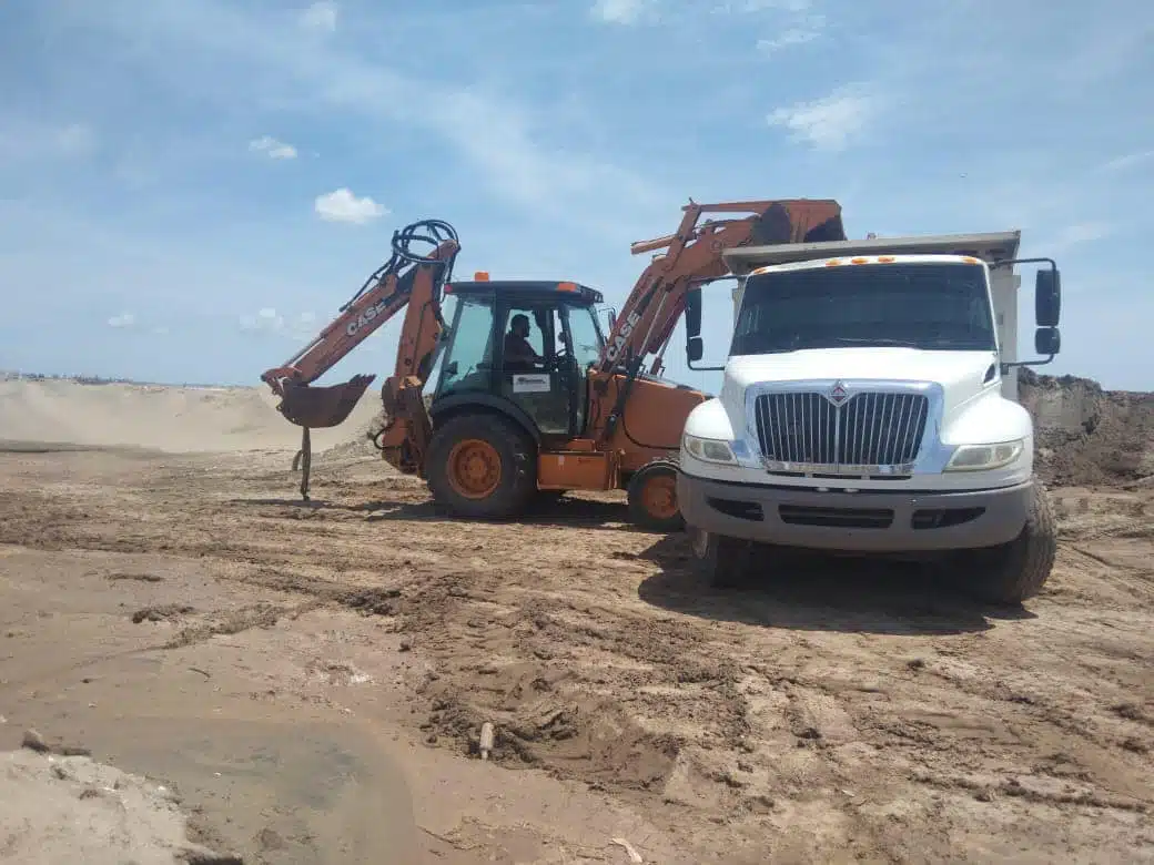 Dirección de Obras Públicas del ayuntamiento de guasave realizando trabajos de reposición de barricada de arena
