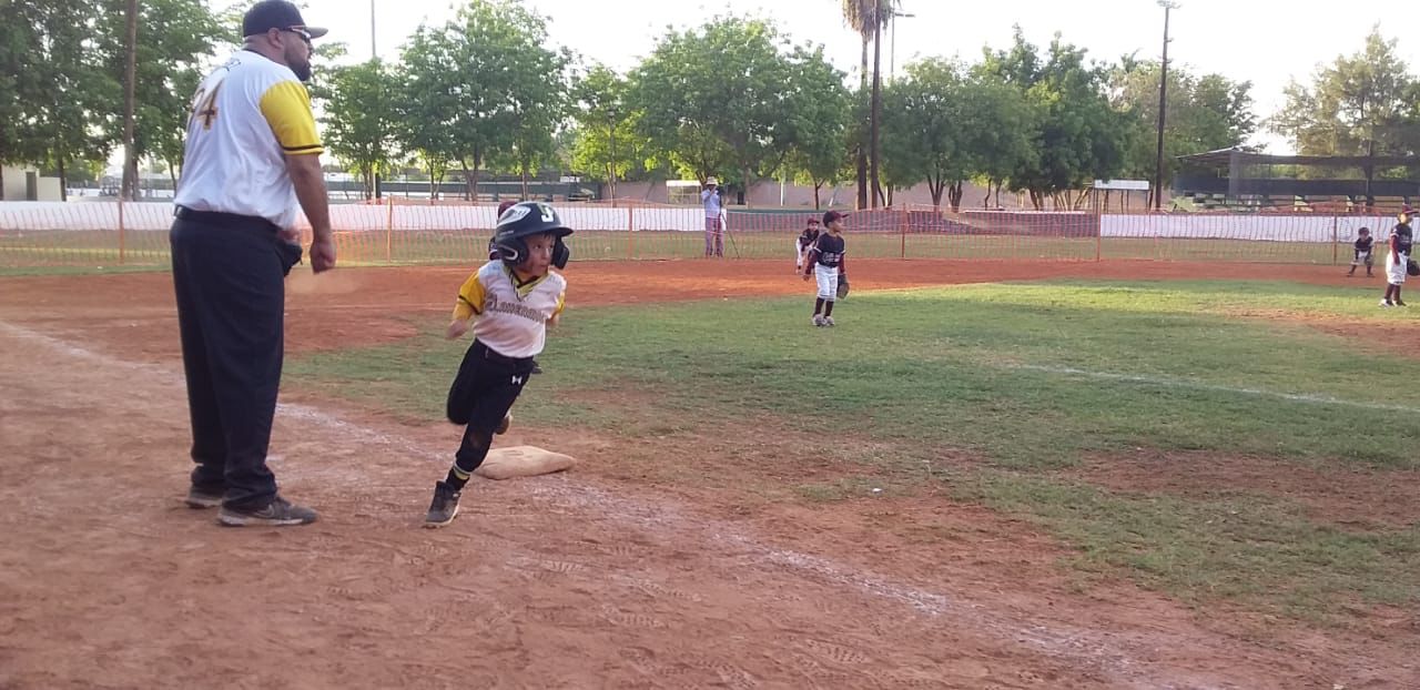 Niños en acción en el Campeonato Nacional de Béisbol 3-4 Años