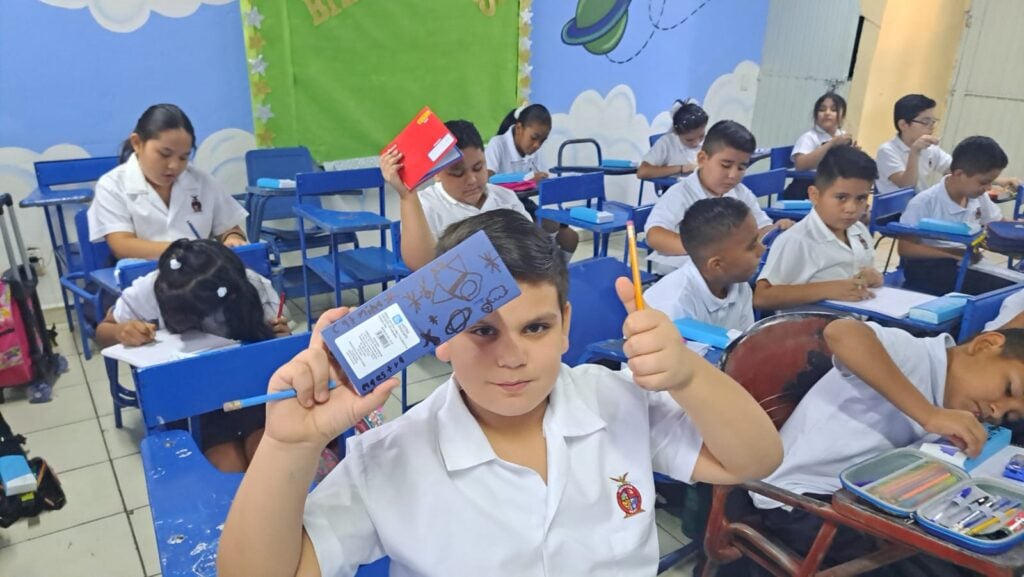 Niños en aula escolar