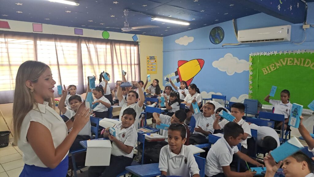 Niños en aula escolar