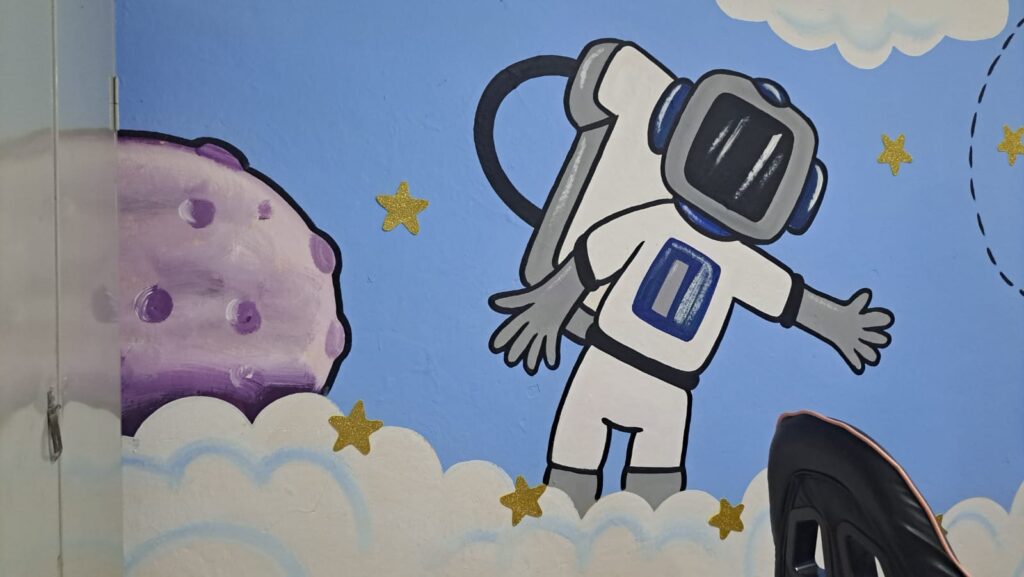 Pintura de astronauta en aula escolar