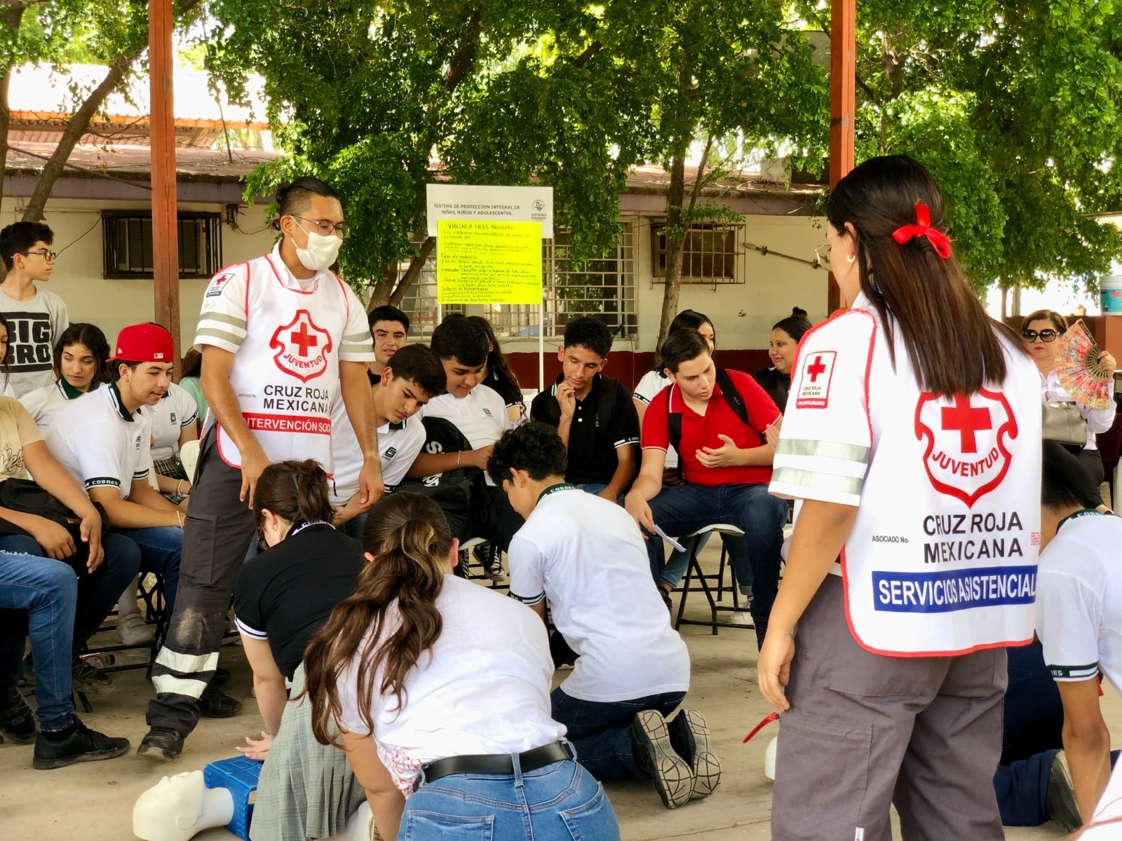 PERSONAL DE LA CRUZ ROJA GUASAVE REALIZANDO PRIMEROS AUXILIOS.