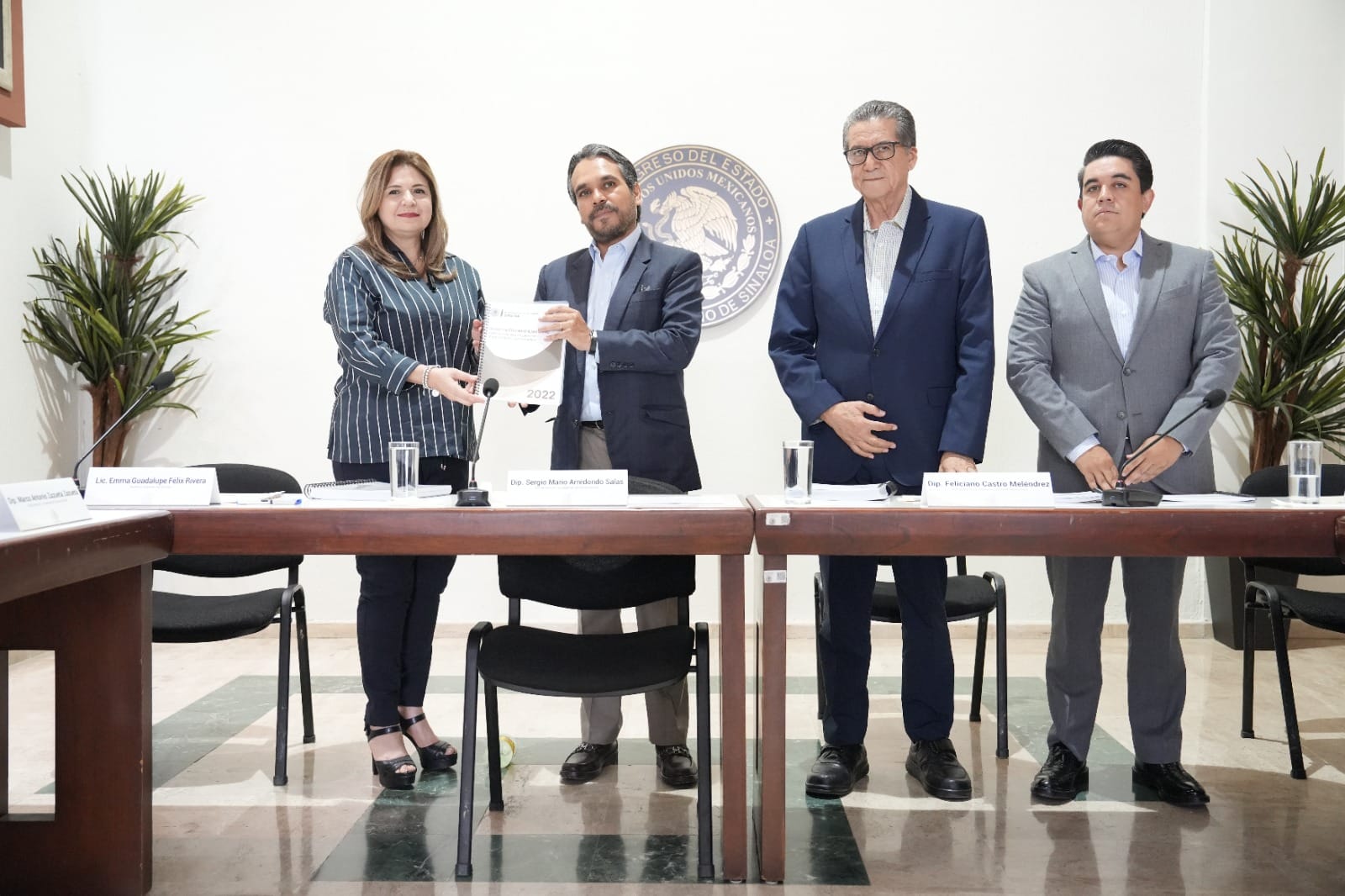 auditora superior del Estado; Emma Guadalupe Félix Rivera, el presidente de la Comisión de Fiscalización, Sergio Mario Arredondo Salas; el presidente de la Junta de Coordinación Política, Feliciano Castro Meléndrez, y el presidente de la Mesa Directiva del Congreso, Ricardo Madrid Pérez.