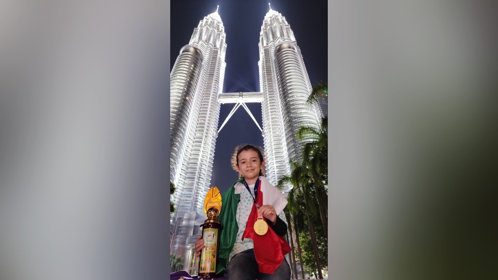 Regina Rass posa con el trofeo del Campeonato Mundial de Cálculo Aloha 2023