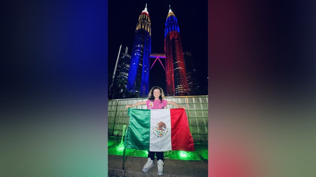 Regina Rass posa con el trofeo del Campeonato Mundial de Cálculo Aloha 2023