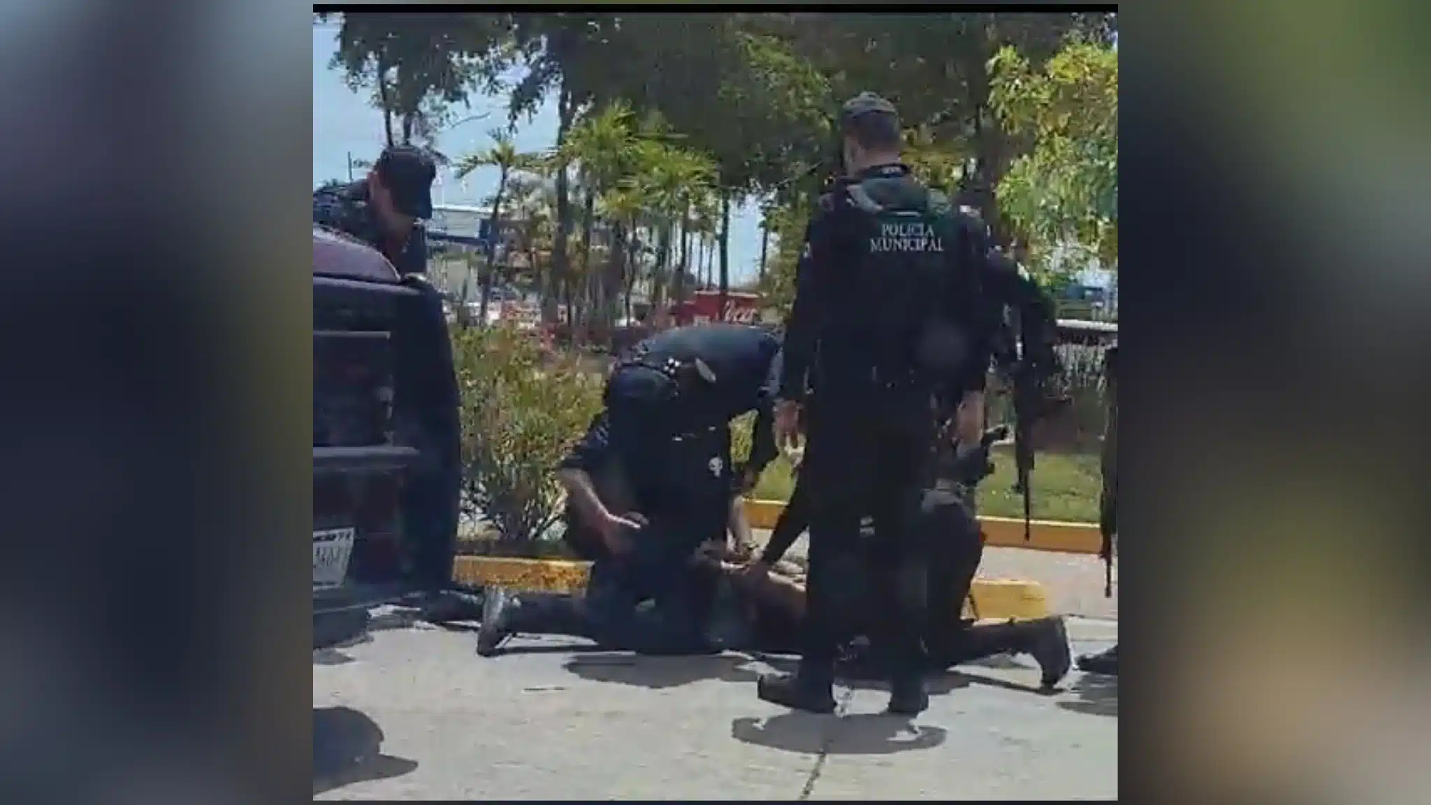 Captura de video donde policías detienen a un joven