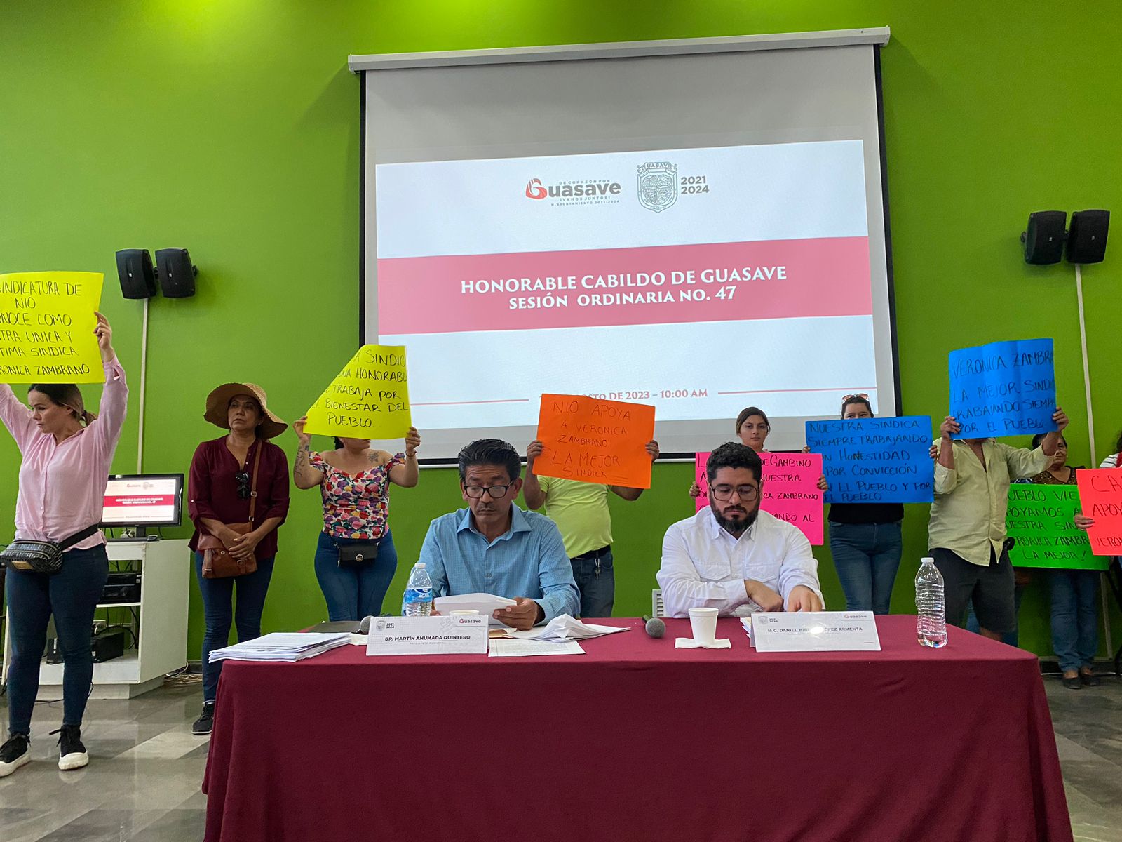 Alcalde de Guasave en escritorio, tras el habitantes de Nío