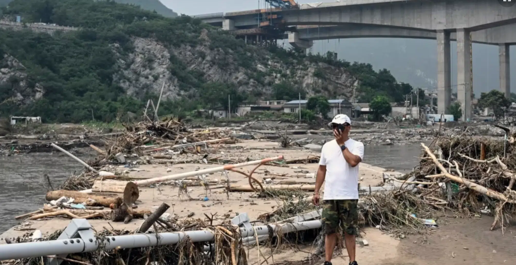 Un puente cae por lluvias e inundación en China