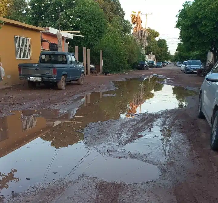 Calle con encharcamiento en la colonia Toledo Corro en Los Mochis