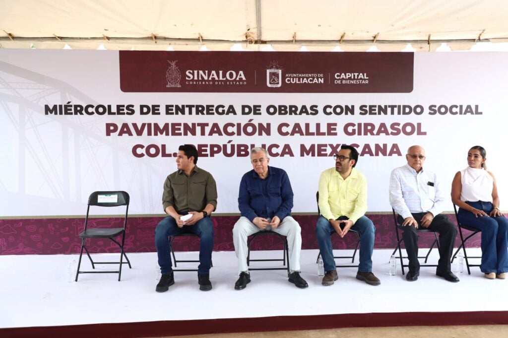 Autoridades en evento de pavimentación