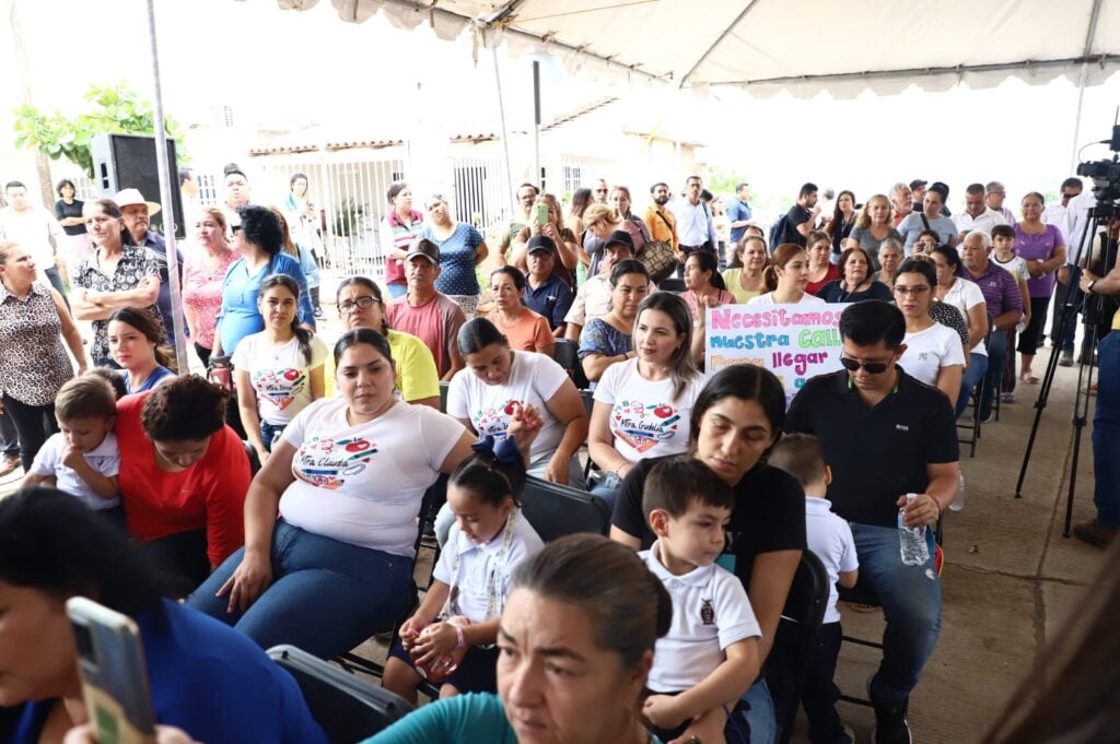 Ciudadanos con cartel