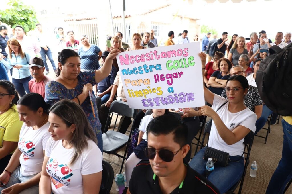 Ciudadanos con cartel