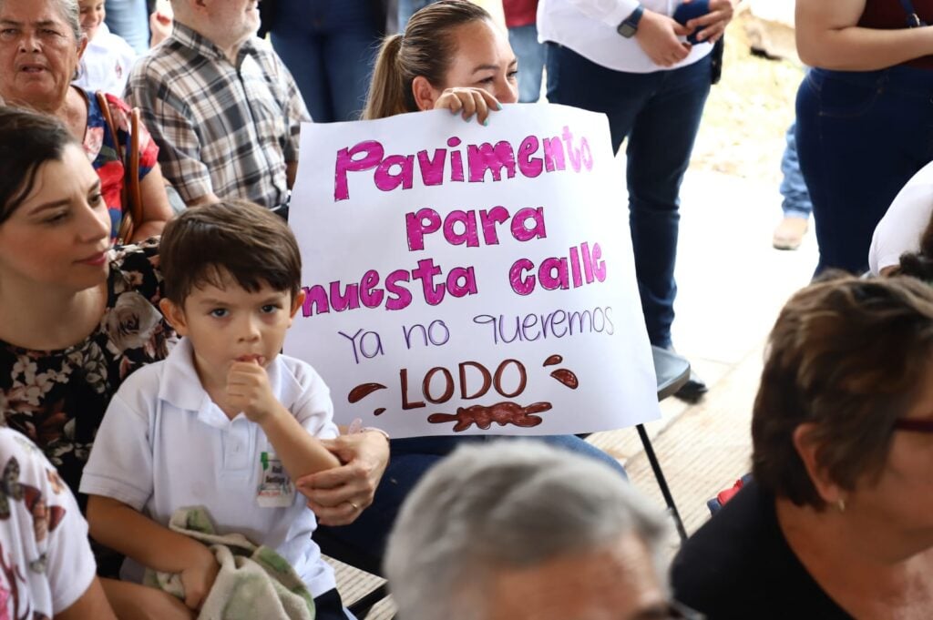 Ciudadanos con cartel