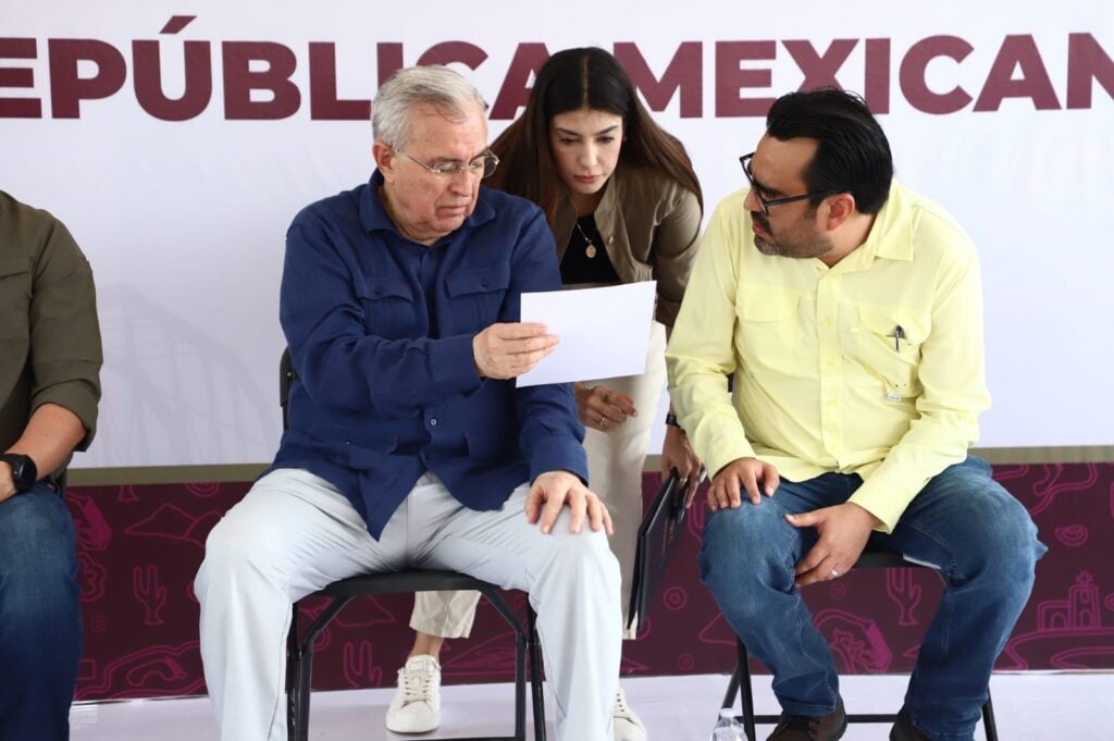 Autoridades en evento de pavimentación