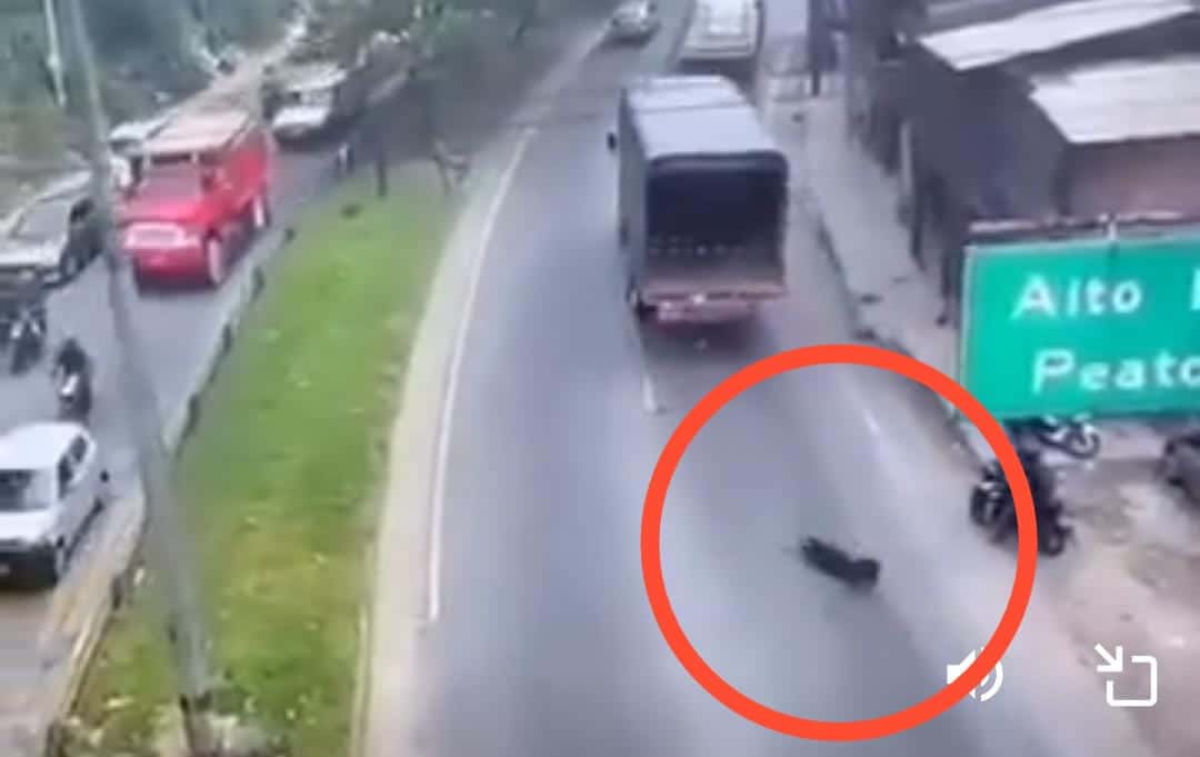 Camión arrastra a un hombre varios metros en Medellin