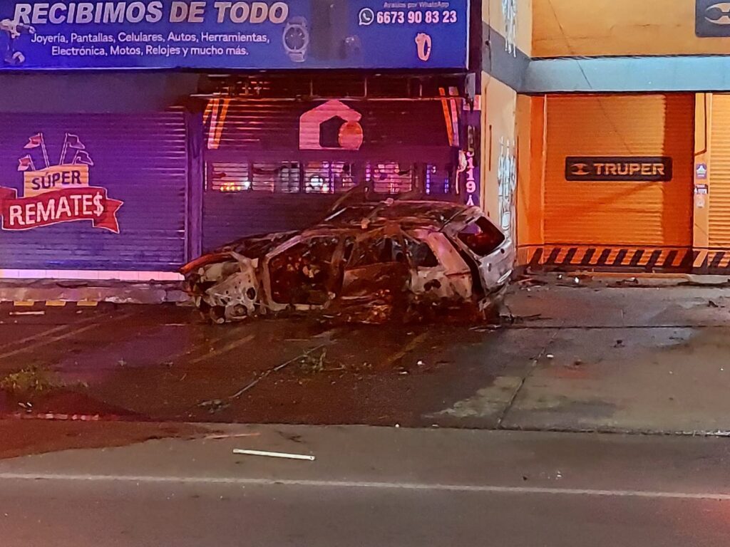 Camioneta Grand Cherokee calcinada tras choque en Culiacán