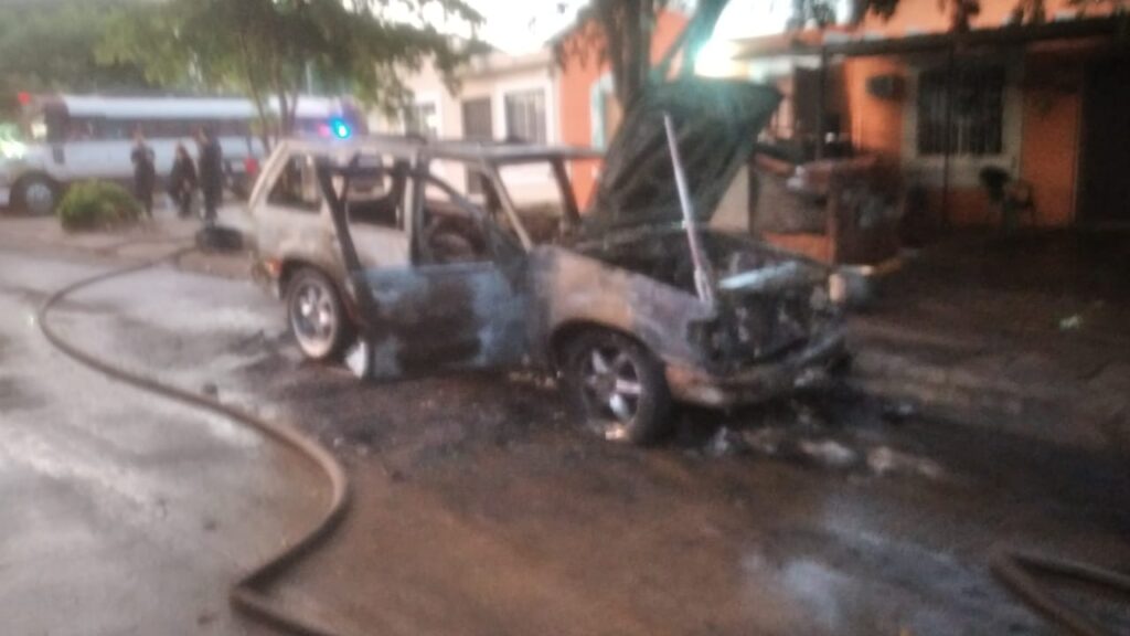 Cascarón de una camioneta que quedó así tras incendiarse afuera de un domicilio en Mazatlán