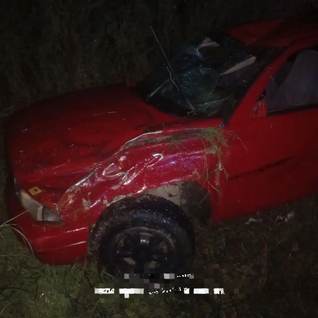 Camioneta Dodge roja chocada tras accidente