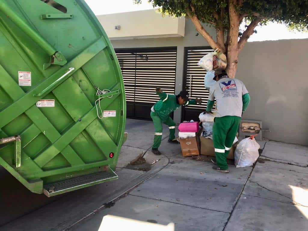 Camión de la basura y trabajadores de OP Ecología