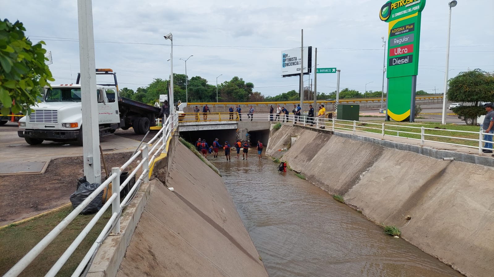 Canal, agua, personas