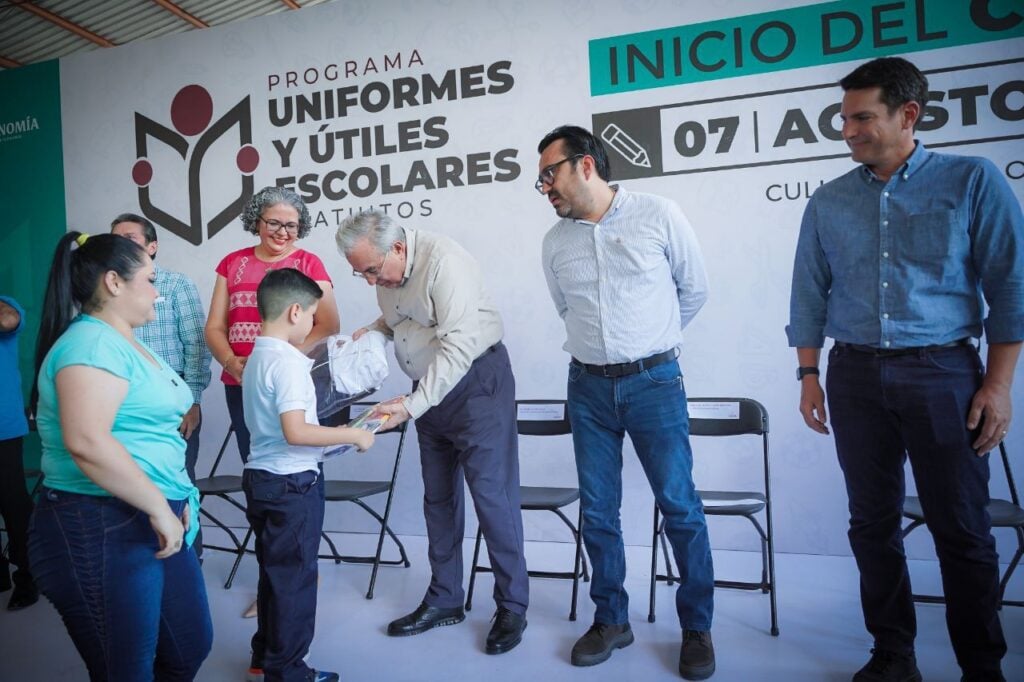 Rubén Rocha en canje de útiles y unifomes