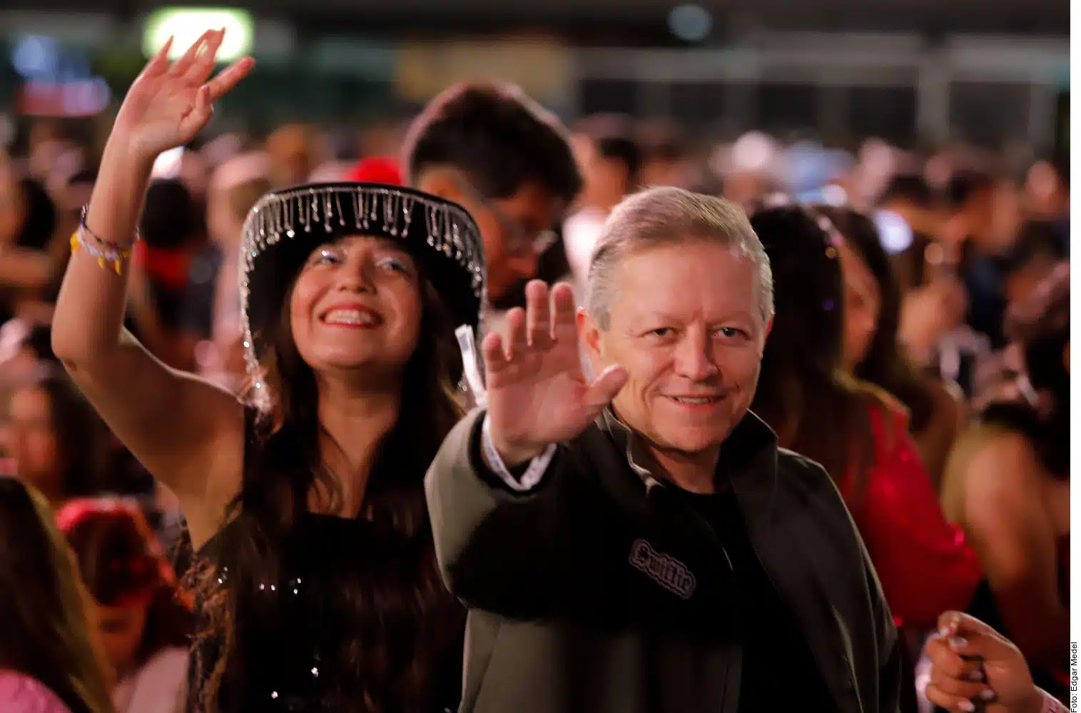 Captan al ministro Arturo Zaldívar en concierto de Taylor Swift; también intercambió pulseras