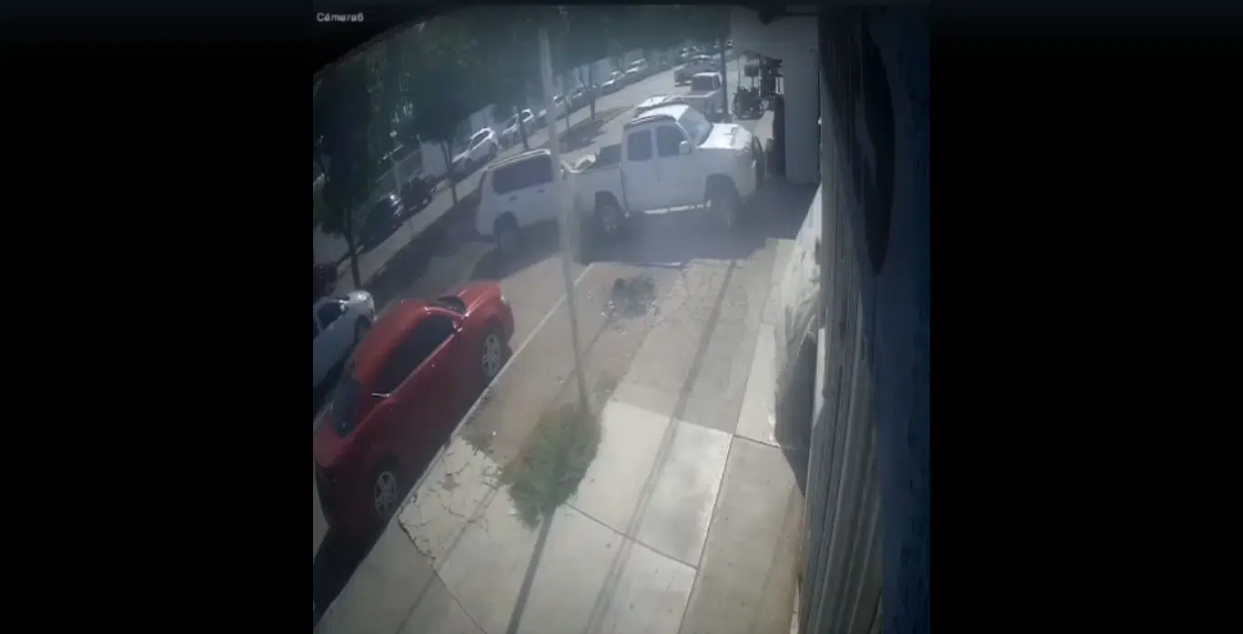 Captura de video sobre el momento exacto en que la camioneta impacta contra vehículos estacionados