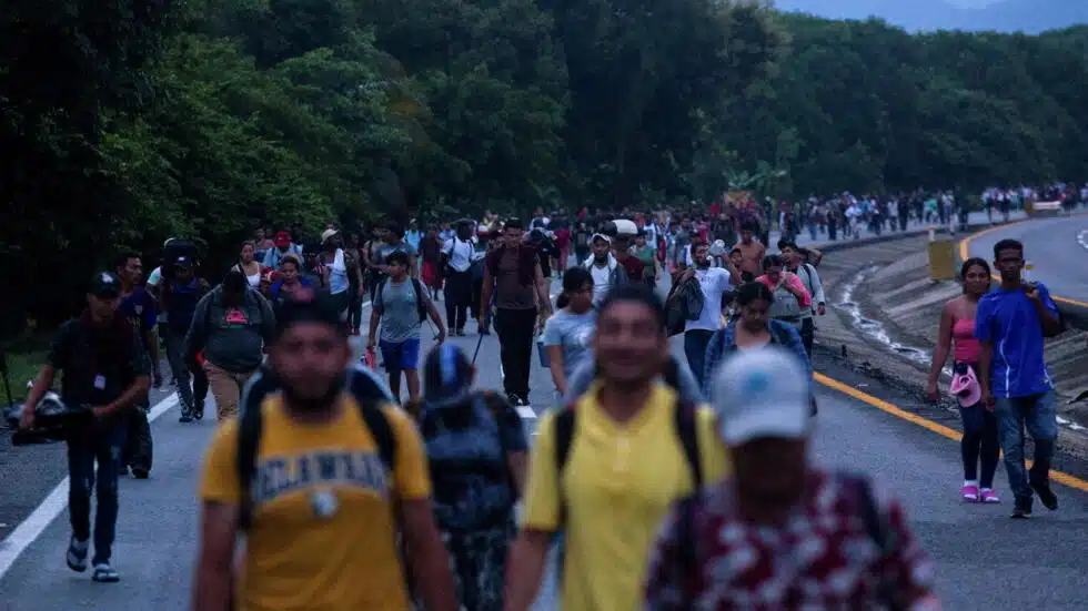 Caravana migrante está por entrar a México, alerta Guatemala
