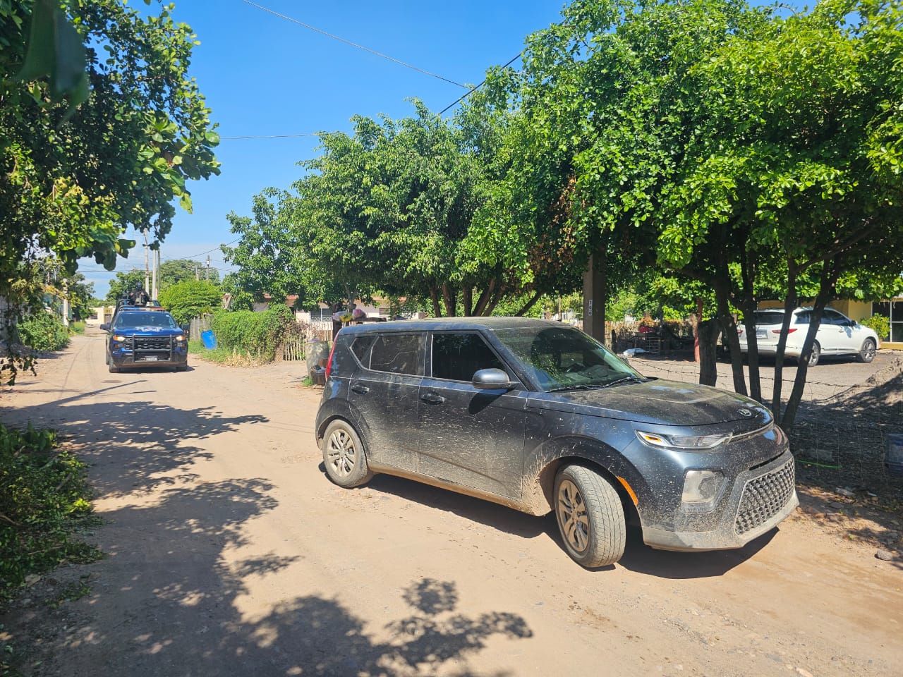 Policías registran carro abandonado con armas adentro