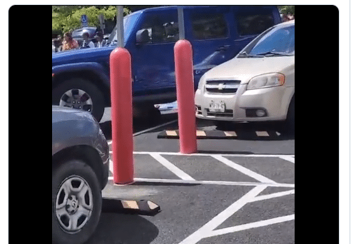 Fernando enseñaba a manejar a su esposa, esta lo atropelló en estacionamiento de Costco