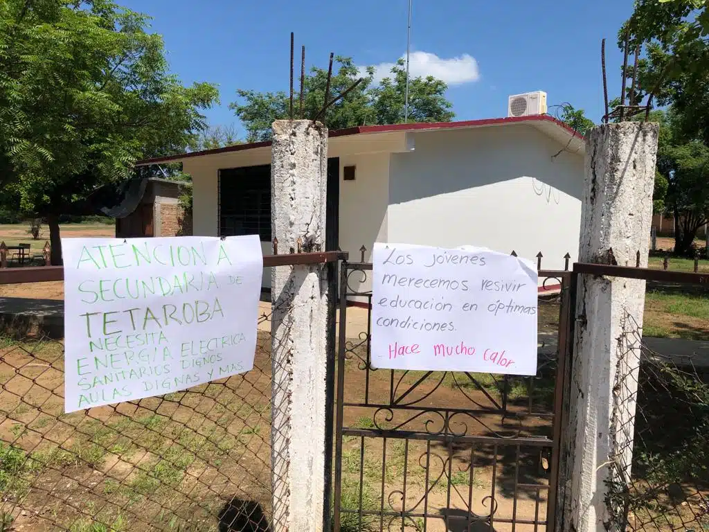 Cartulinas manifestando inconformidad por alumnos de secundaria en Tetaroba 2