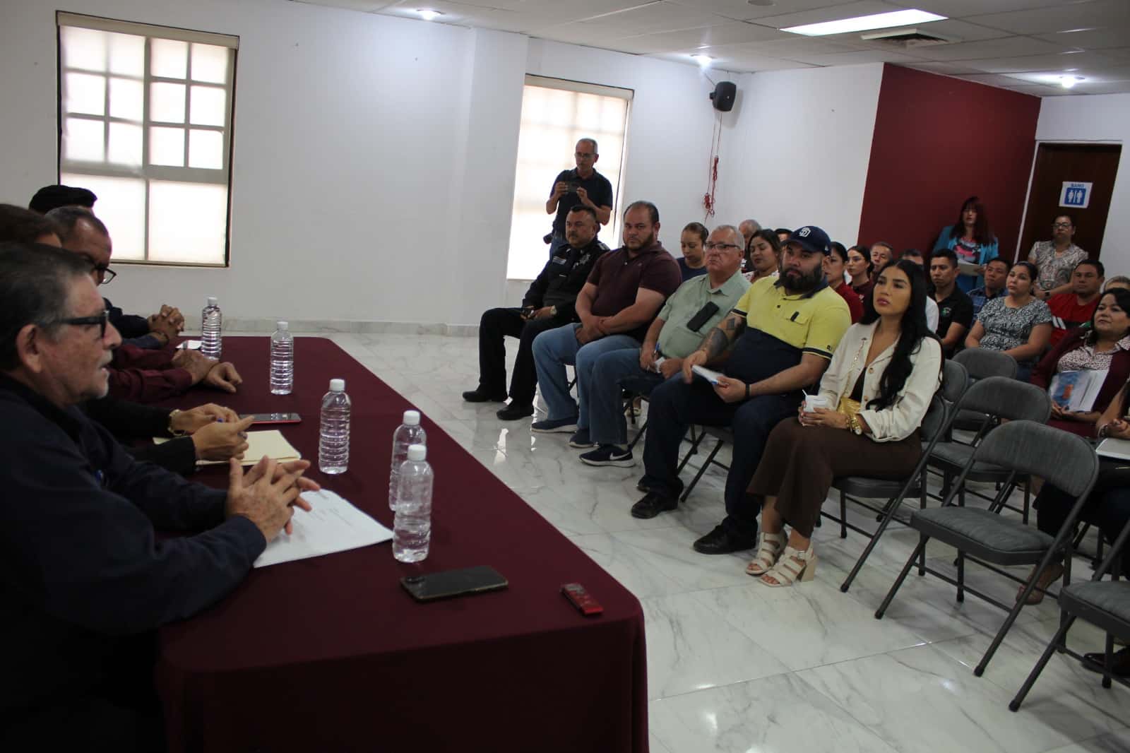 Funcionarios de Navolato sentados mientras son capacitados por la Ceaip