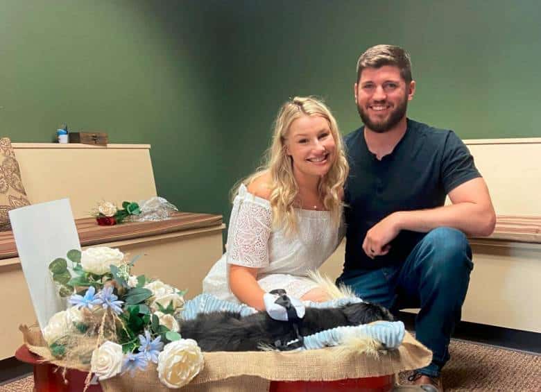 Celebran su peculiar boda en una veterinaria para que su perrito los acompañara