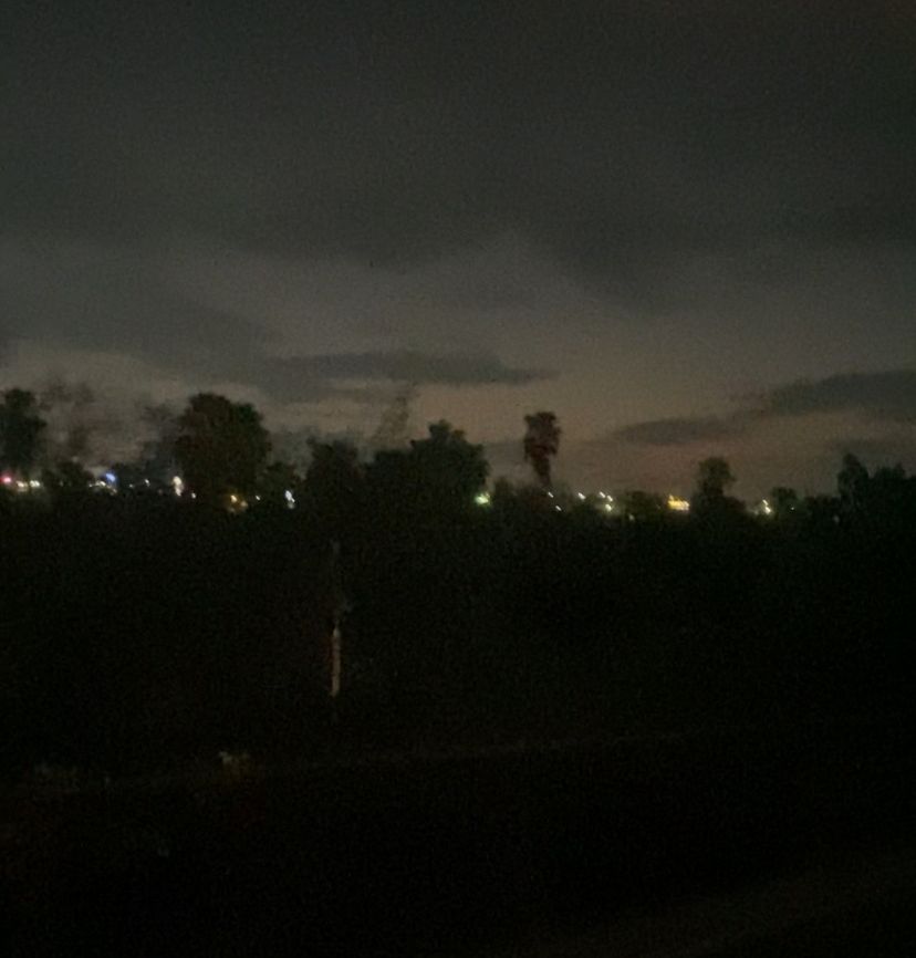 Cerro obscuro con luces al fondo