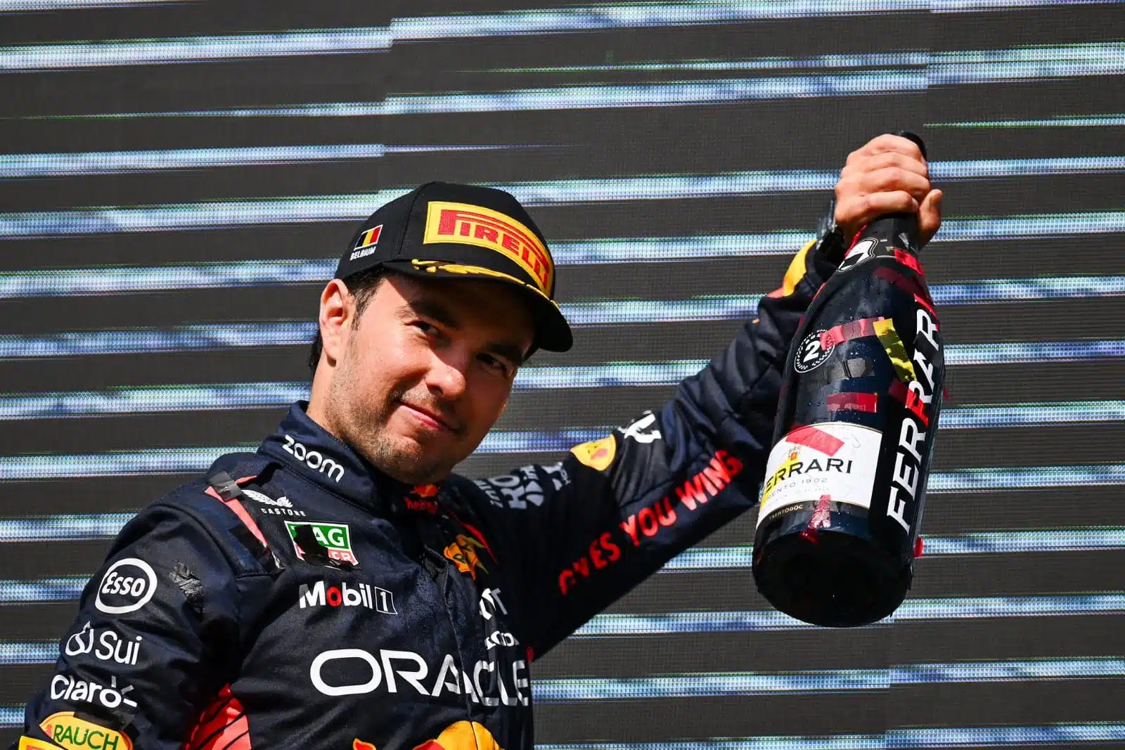 Checo Peréz, conductor de Fórmula 1 celebrando por su reconocimiento