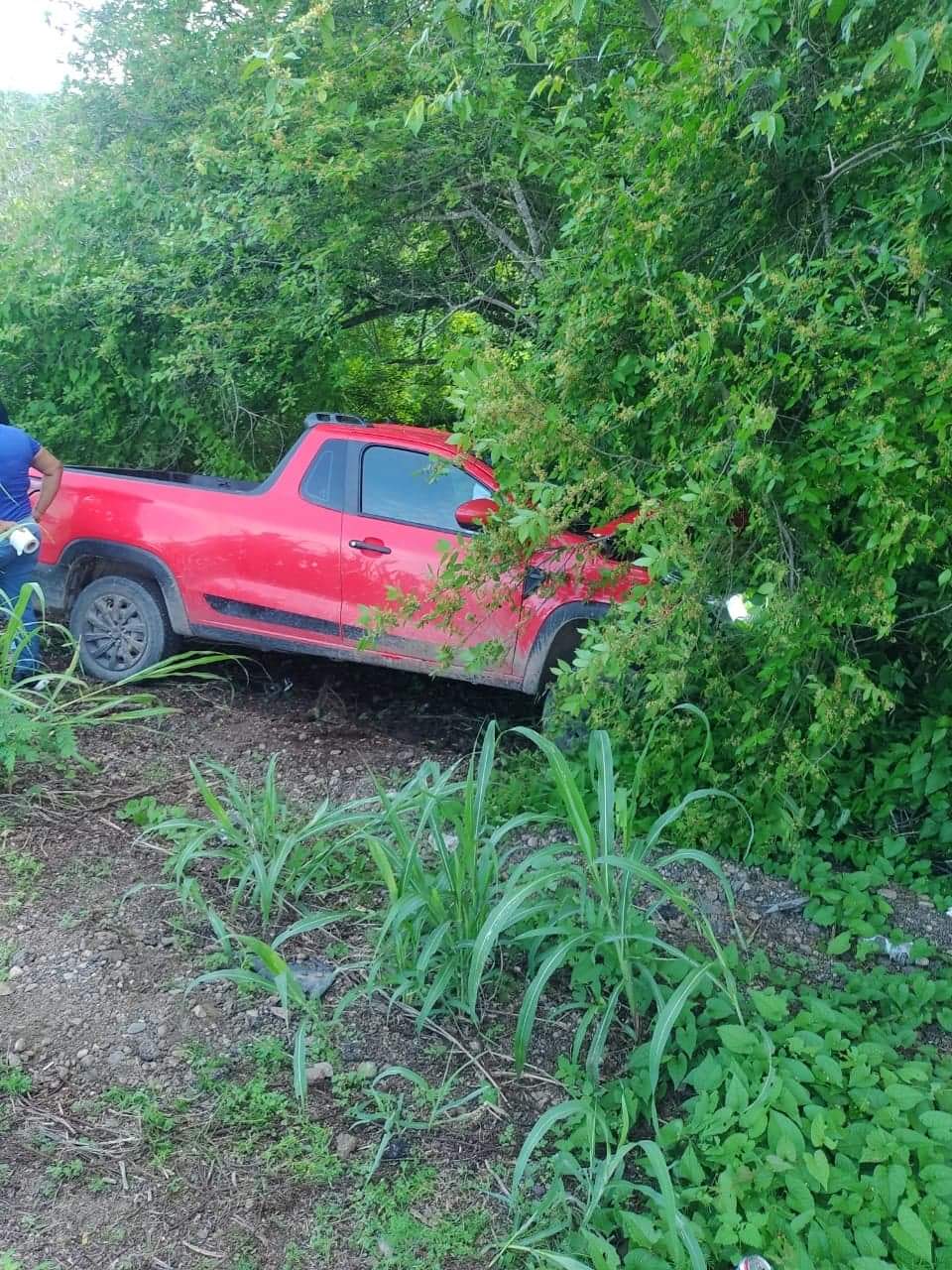 En el accidente participaron un vehículo pick-up Ram, color rojo, modelo reciente y una motocicleta Italika de color azul.