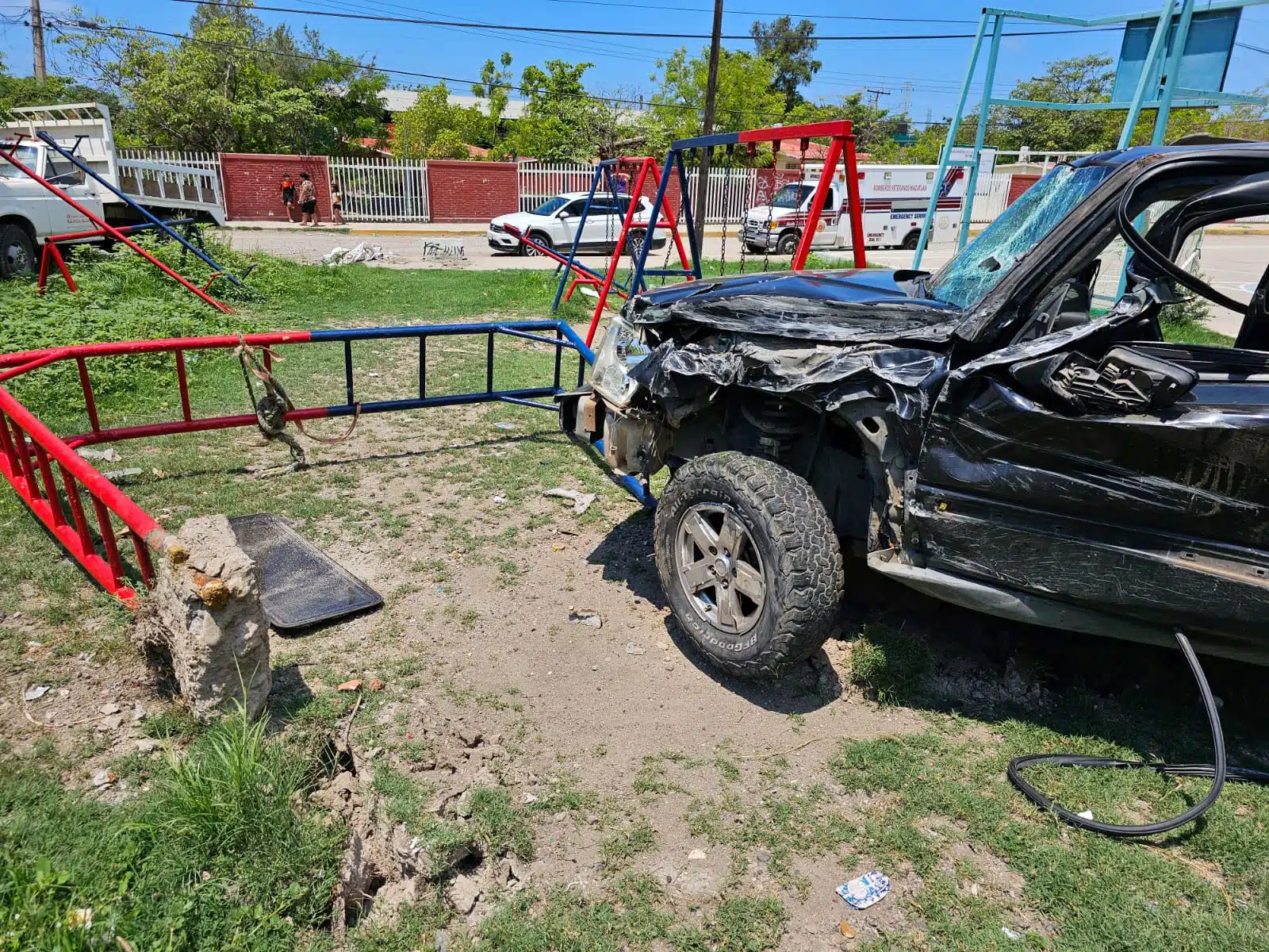 La Jeep quedó en un área de juegos infantiles.