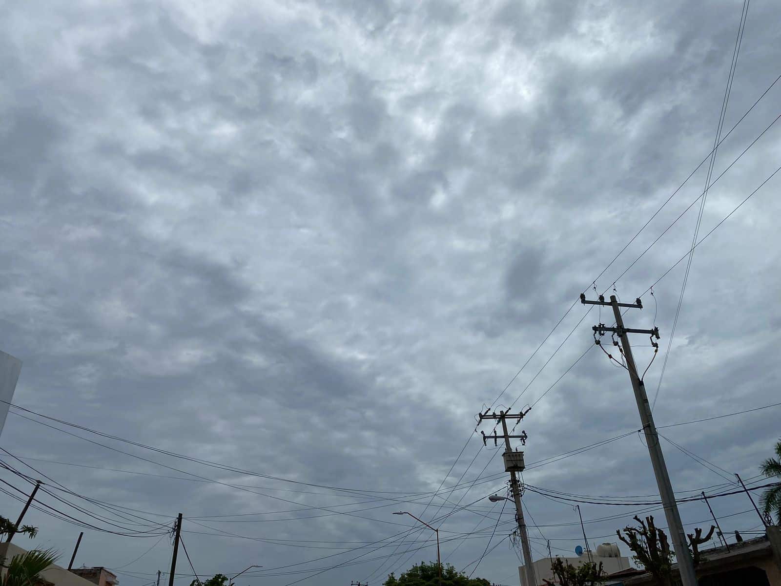 Nubes blancas con gris y negro