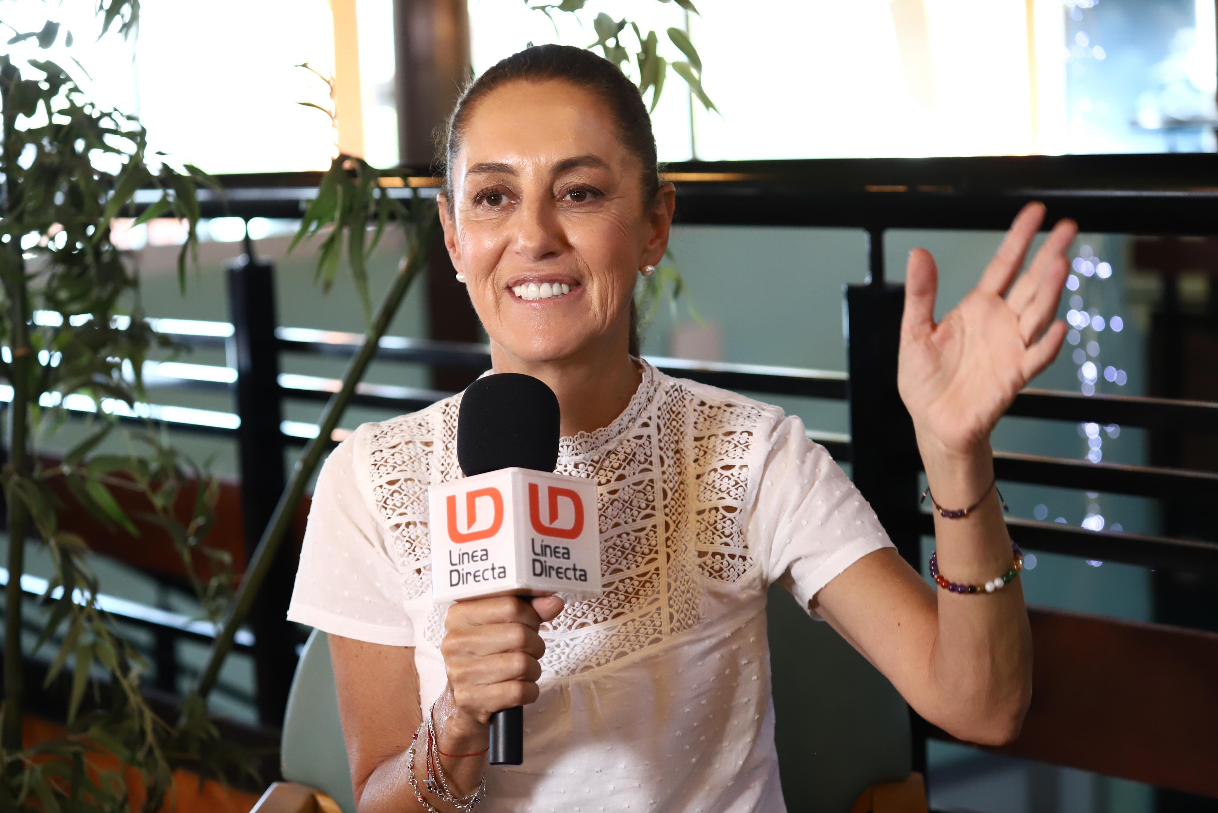 Una persona sonriendo y un micrófono de LD
