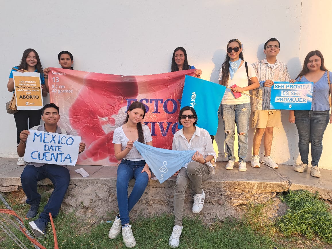 Jóvenes realizaron una manifestación denominada “Claxonazo por la vida”.